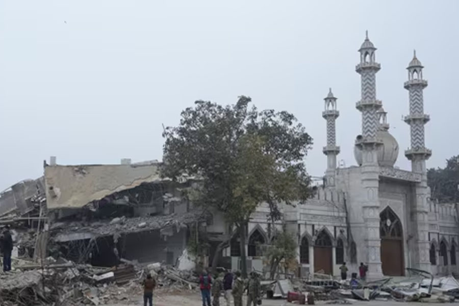 মধ্যরাতে মসজিদের কাছে ৩২ বুলডোজারে হানা, পুলিশকে লক্ষ্য করে পাথর! রণক্ষেত্র দিল্লি