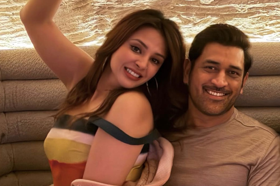 নিউ ইয়ারে পার্টি মুডে ধোনি! স্ত্রী সাক্ষীর সঙ্গে মিষ্টি ছবি দেখে নেটপাড়া বলছে, ‘জুটি হোক এরকম’