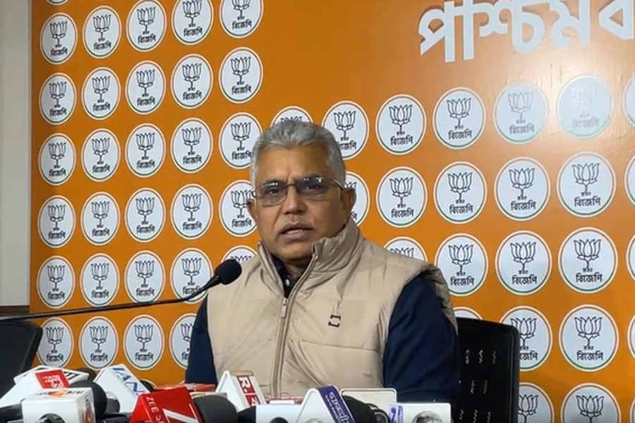 ‘শাহ বললেন, মাঠে নেমে পড়লাম!’, সক্রিয় হয়েই নাম না করে শুভেন্দুকে খোঁচা দিলীপের