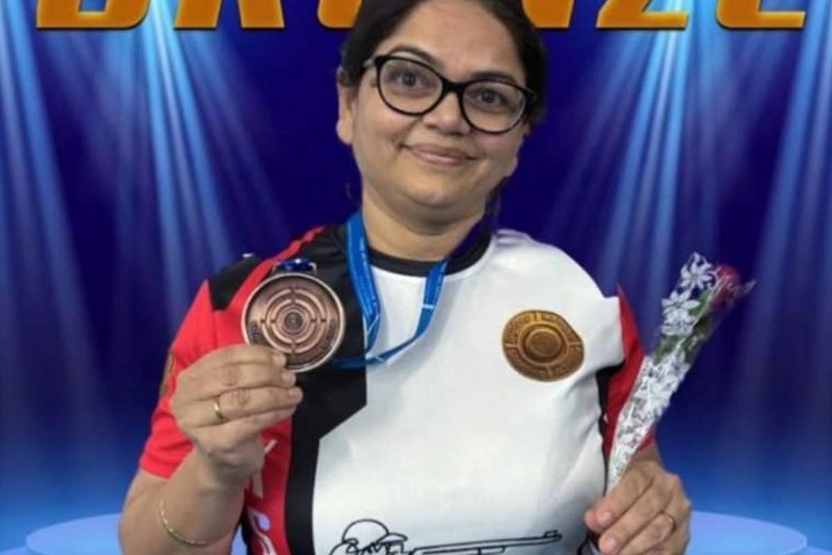 স্টেথোস্কোপ রেখে বন্দুক হাতে বাজিমাত! শ‌্যুটিংয়ে গুজরাটকে হারিয়ে পদক বাংলার চিকিৎসকের