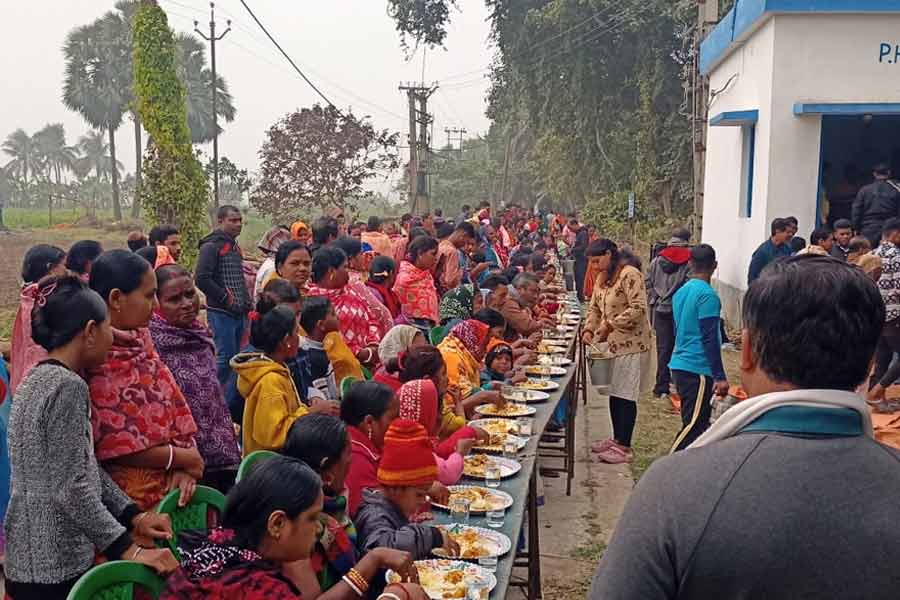 ডোমজুড়ে সরকারি অফিসে তৃণমূলের বনভোজন! ছবি ভাইরাল হতেই তুঙ্গে রাজনৈতিক বিতর্ক