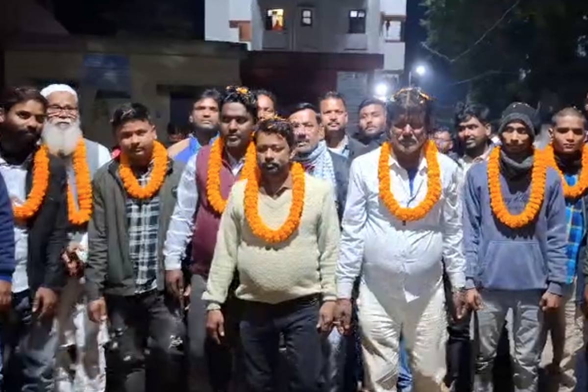 প্যাটিস বিক্রেতা নিগ্রহকারীদের সংবর্ধনা দেন শুভেন্দু, এবার ফরাক্কা হামলায় অভিযুক্তদের মালা পরাল তৃণমূল
