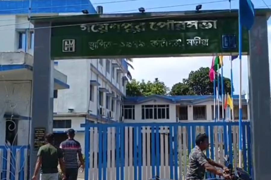 লাগামহীন দুর্নীতি! পুরপ্রধানের বিরুদ্ধে দলেরই কাউন্সিলররা, ভেঙে গেল গয়েশপুর পুরবোর্ড