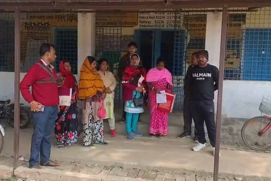 টাকার বিনিময়ে ট্রান্সফার সার্টিফিকেট! বিতর্কে হাবড়ার সরকারি স্কুল, তুঙ্গে রাজনৈতিক তরজা