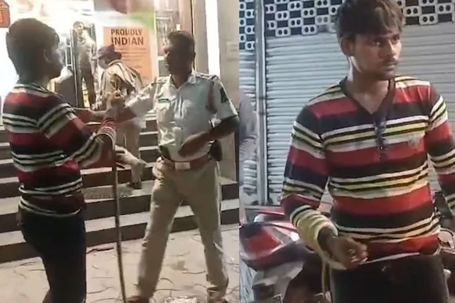 মদ খেয়ে অটোরিকশা চালানোয় ধরে পুলিশ, সাপ হাতে তেড়ে গেলেন চালক! ভাইরাল ভিডিও