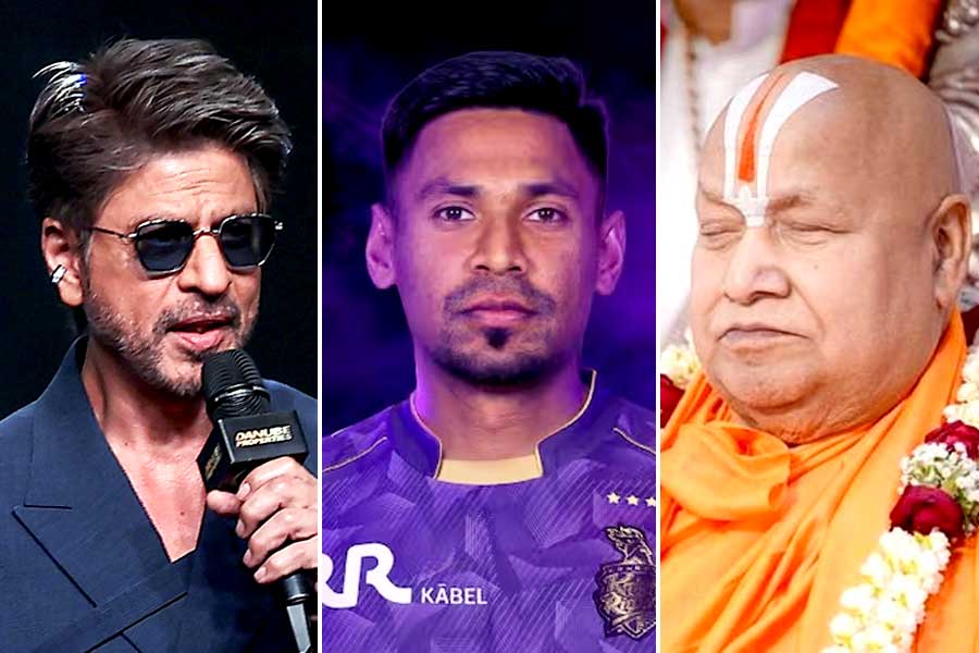 ‘শাহরুখ দেশদ্রোহী’, নাইট দলে বাংলাদেশি পেসারকে নেওয়ায় বেনজির আক্রমণ হিন্দু ধর্মগুরুর