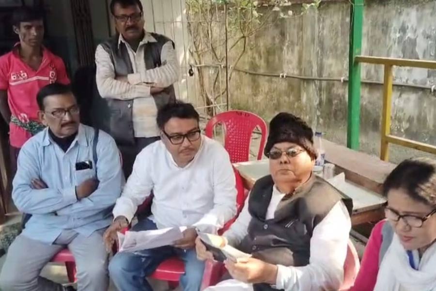 সশরীরে হাজিরা দিতে হল না, অশীতিপর কান্তির বাড়িতেই SIR শুনানি
