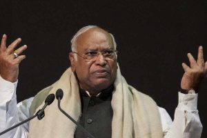 খারাপ আবহাওয়া, সময়মতো দমদমে নামল না খাড়গের বিমান! প্রচারের শুরুতেই ধাক্কা কংগ্রেস সভাপতির