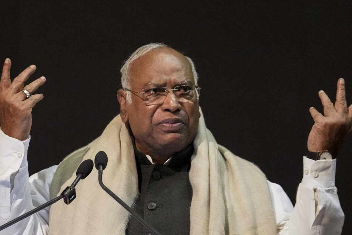 খারাপ আবহাওয়া, সময়মতো দমদমে নামল না খাড়গের বিমান! প্রচারের শুরুতেই ধাক্কা কংগ্রেস সভাপতির