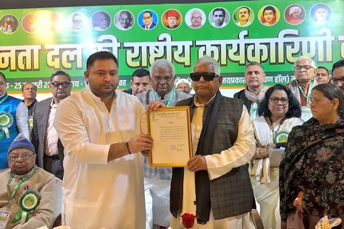 পরপর হার, ভাঙছে পরিবারও, সব উপেক্ষা করেই তেজস্বীকে ‘রাজপাট’ তুলে দিলেন লালু