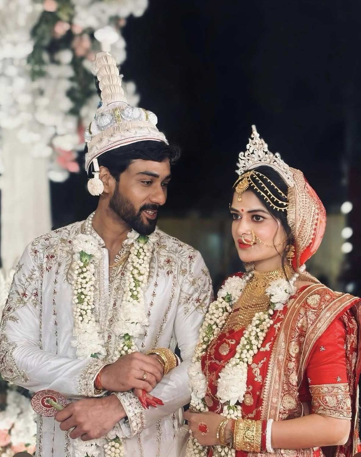 মধুমিতা সরকার ও দেবমাল্য চক্রবর্তী 