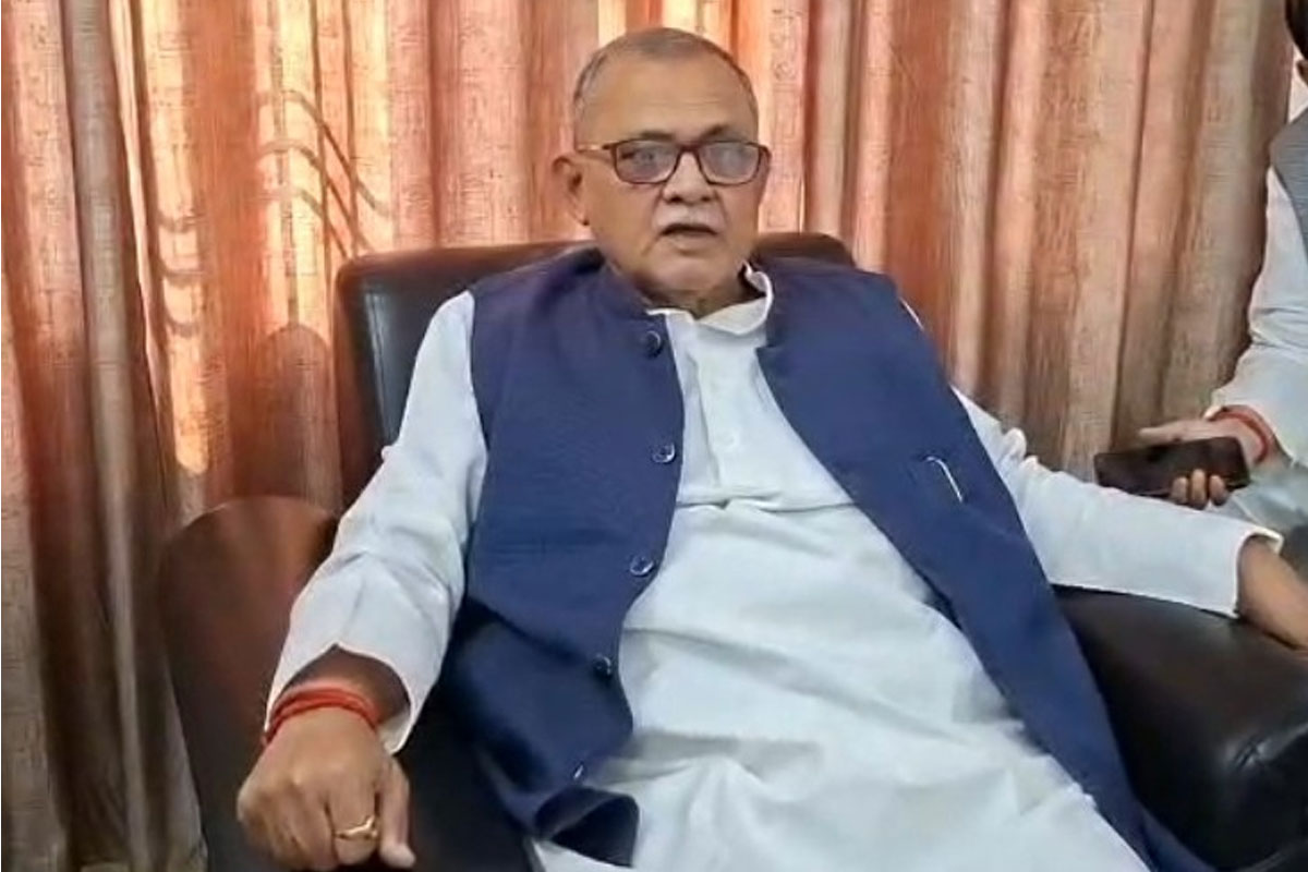 যত কাণ্ড যোগীরাজ্যে! রেলের অনুষ্ঠানে প্রধান অতিথি না করায় রেগে আগুন সাংসদ, বললেন ‘জুতোপেটা করা উচিত’