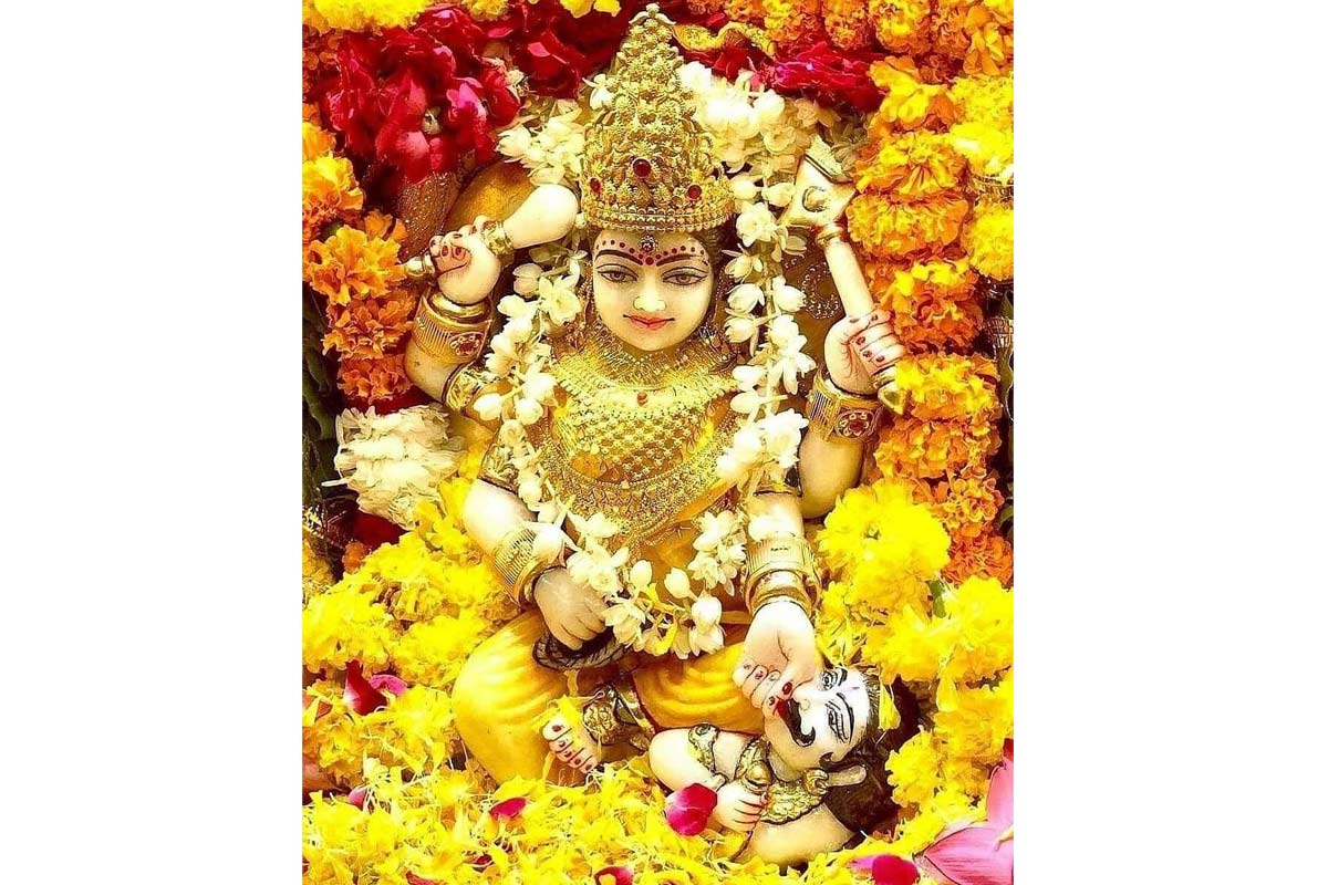 Know the mantras of Goddess Baglamukhi for enemy control and success
