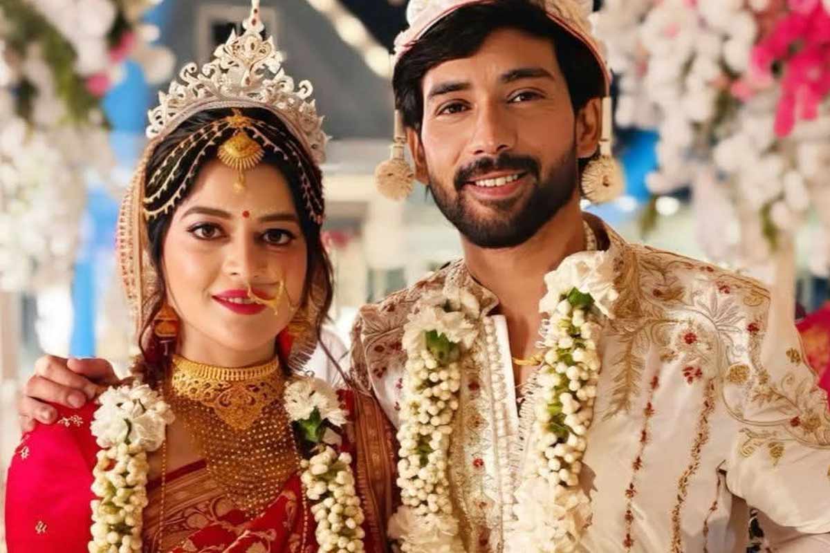 লাল বেনারসিতে কনের সাজে ‘পাখি’, বাঙালির প্রেমদিবসেই সাতপাক ঘুরলেন অভিনেত্রী