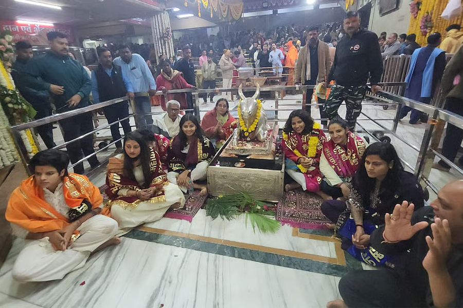 সতীর্থদের সঙ্গে মহাকালেশ্বরে পুজো স্মৃতির, নতুন বছরে কী চাইলেন ভারতীয় ক্রিকেটাররা?
