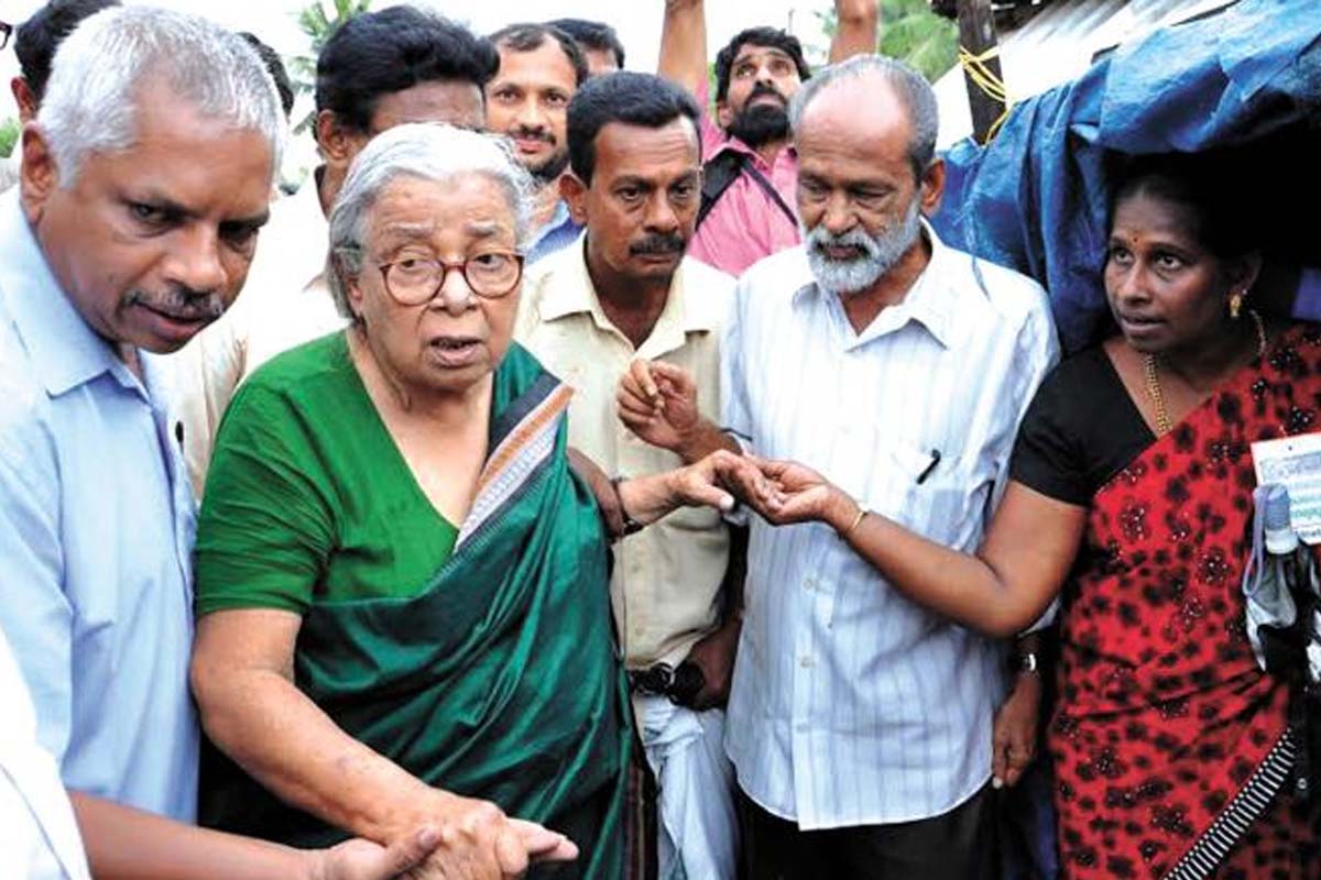 অন্ধকারে প্রান্তিকের আলো! ‘অধিকার বুঝে নেওয়া’র দাবিতে শতবর্ষেও প্রাসঙ্গিক মহাশ্বেতা