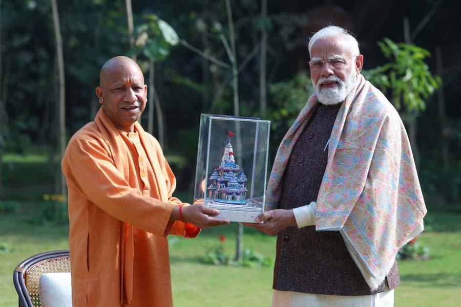 প্রধানমন্ত্রীকে স্বর্ণ রামমন্দির উপহার যোগীর, দিল্লির বৈঠকে উসকে উঠল উত্তরপ্রদেশের রদবদল জল্পনা