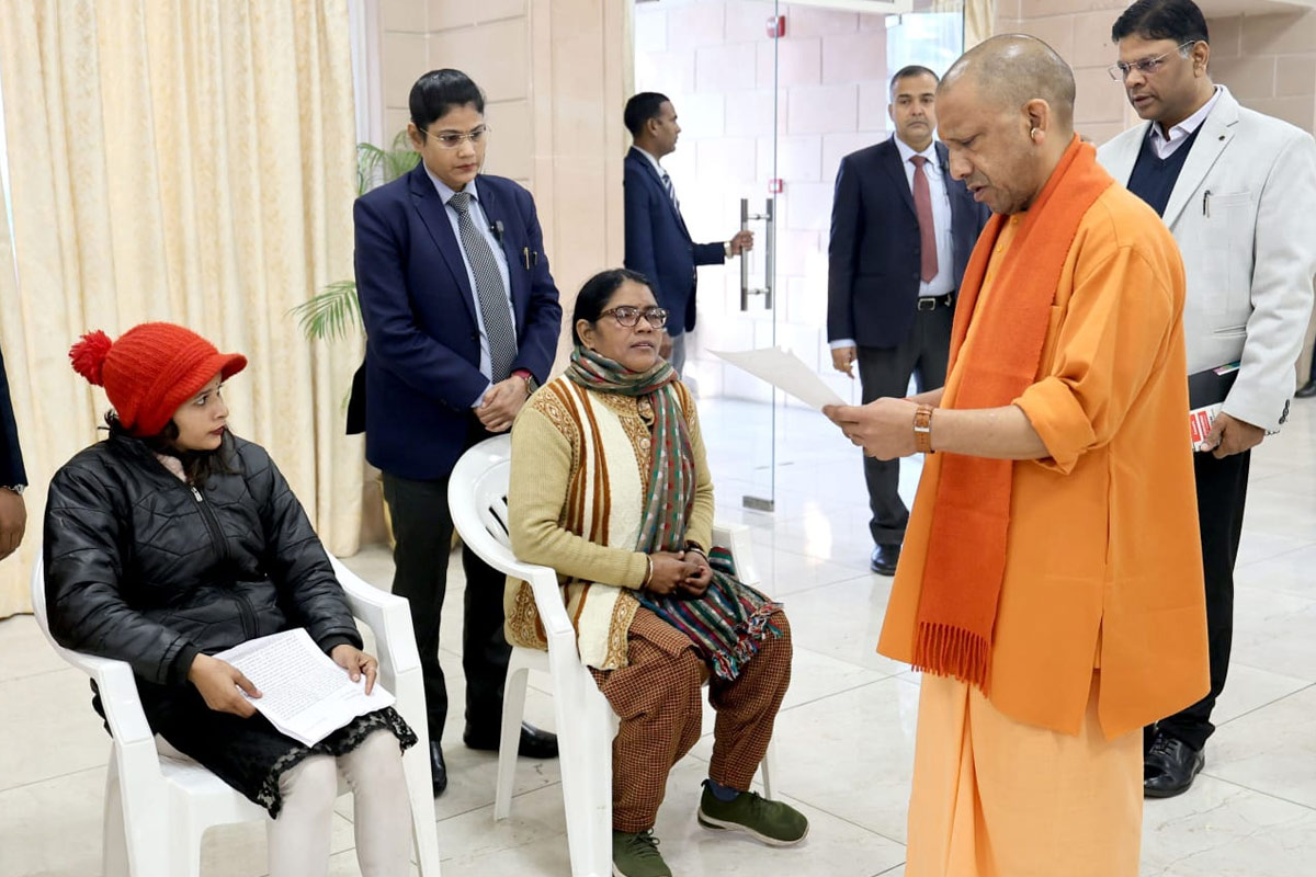 জমি মাফিয়া রুখতে কঠোর যোগী, লখনউয়ে ‘জনতা দর্শন’-এ কড়া বার্তা মুখ্যমন্ত্রীর