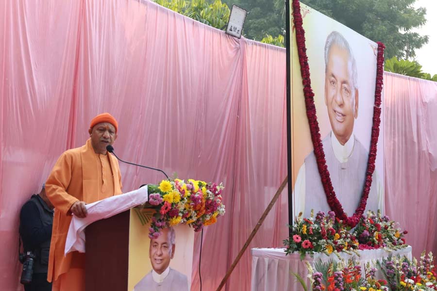 কল্যাণ সিং-এর ৯৪তম জন্মজয়ন্তী, লখনউয়ে ‘বাবুজি’-র প্রতিকৃতিতে শ্রদ্ধার্ঘ্য যোগীর