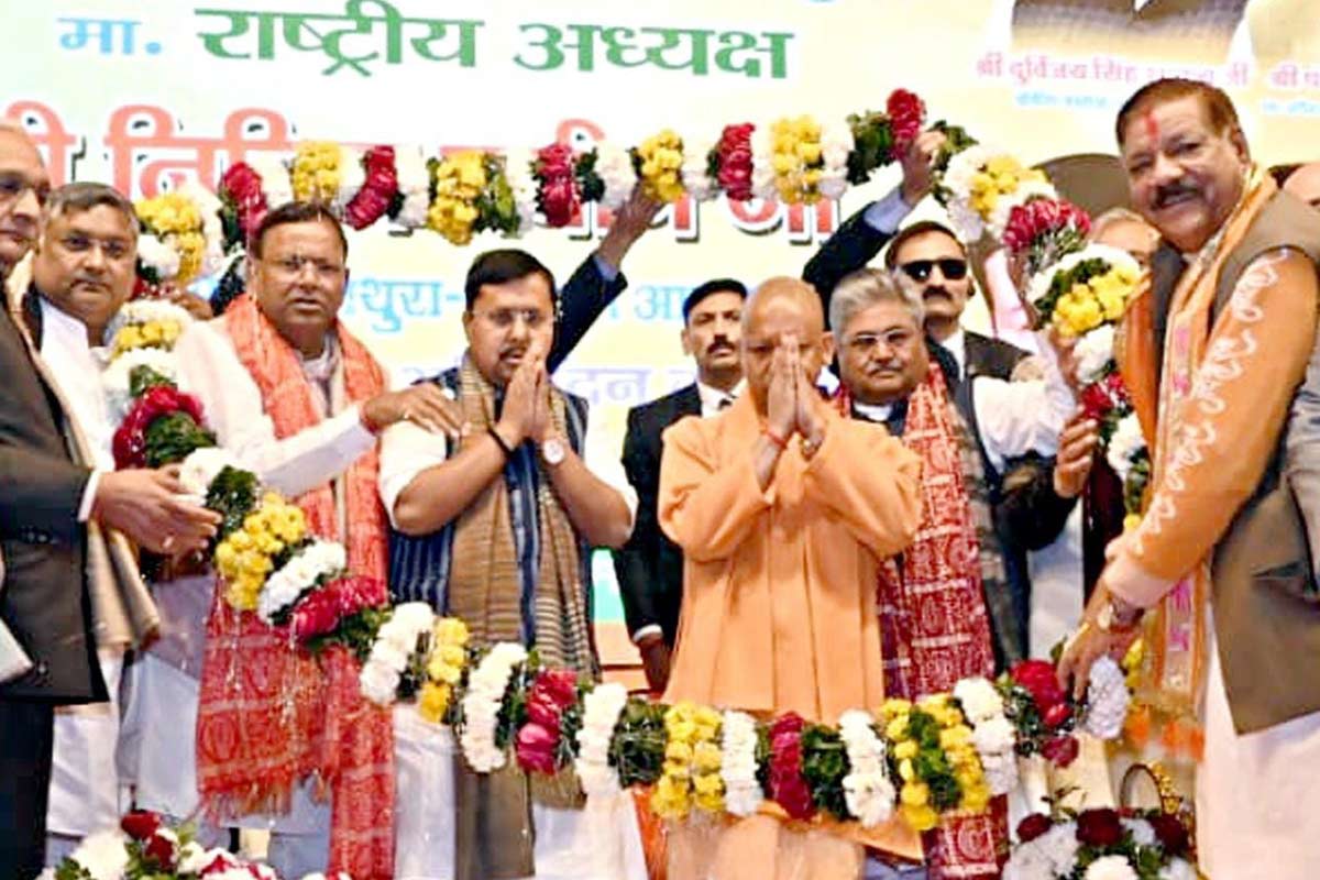 শ্রী বাঁকে বিহারীর চরণে যোগী-নীতীন, মন্দিরে আরতি সেরে চাইলেন ‘বিকশিত ভারত’-এর আশীর্বাদ