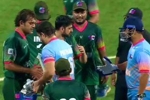 শুধু করমর্দন নয়, পাক ক্রিকেটারকে একেবারে বুকে টেনে নিলেন পাঠান! রেগে আগুন নেটপাড়া