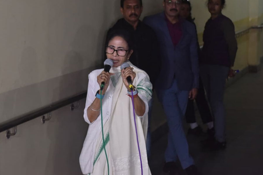 প্রতীকের বাড়িতে ইডি হানা, ‘প্রতিহিংসার রাজনীতি’র প্রতিবাদে রাজ্যজুড়ে মিছিলের ডাক মমতার