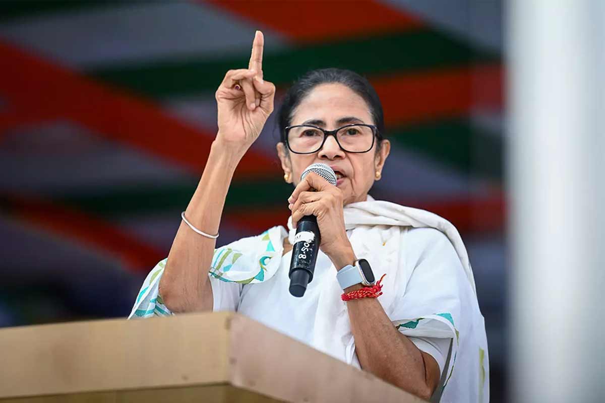 পাকা ফসল পুড়িয়ে বামেদের শিল্প ফতোয়া! সেই সিঙ্গুরে শিল্পায়নের নকশা এঁকে মমতা বললেন, ‘কৃষিজমিতে নয়’