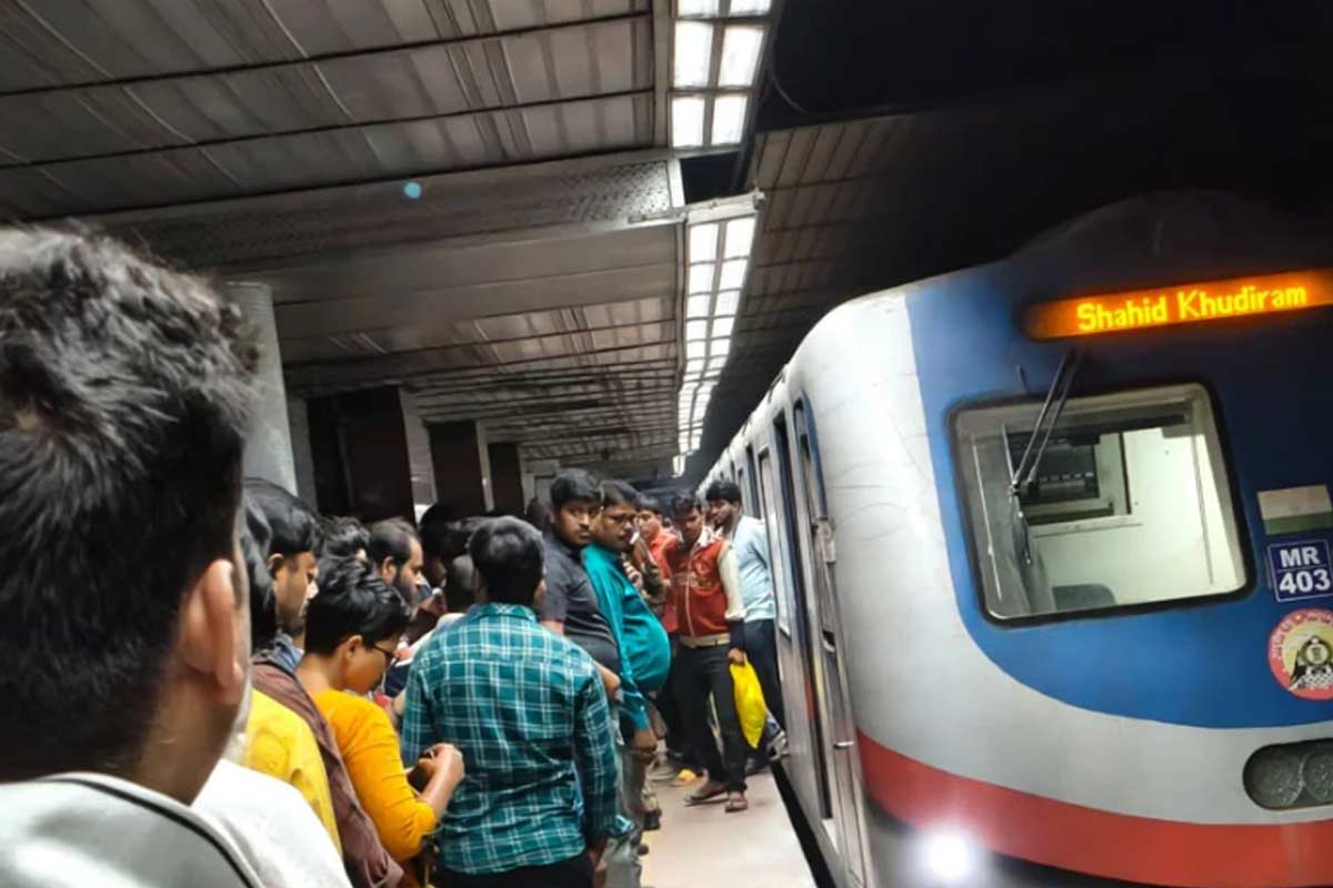 রাতের মেট্রোয় আত্মহত্যার চেষ্টা! ব্যাহত ব্লু লাইনের পরিষেবা, ফেরার পথে ভোগান্তিতে যাত্রীরা