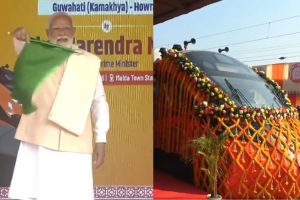 ‘মা কালী মা কামাখ্যা জুড়ে গেল’, ভোটমুখী বাংলায় দেশের প্রথম বন্দে ভারত স্লিপারের সূচনায় বললেন মোদি