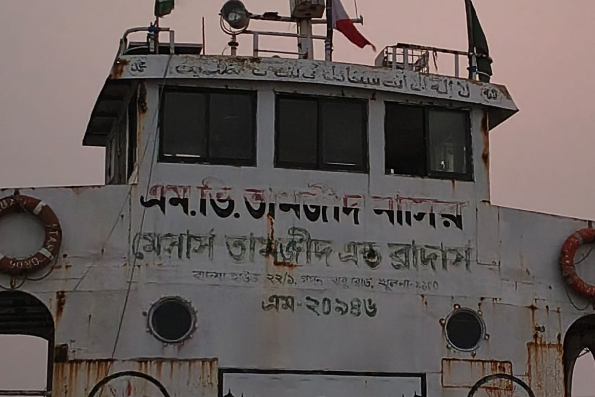 Boat sinks in Muri Ganga River Police rescue 11 Bangladeshis