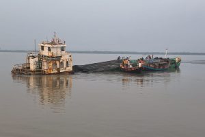 ফাটলের জেরে বজবজে মুড়িগঙ্গায় ডুবল বাংলাদেশি বার্জ, উদ্ধার পদ্মাপাড়ের ১১ জন