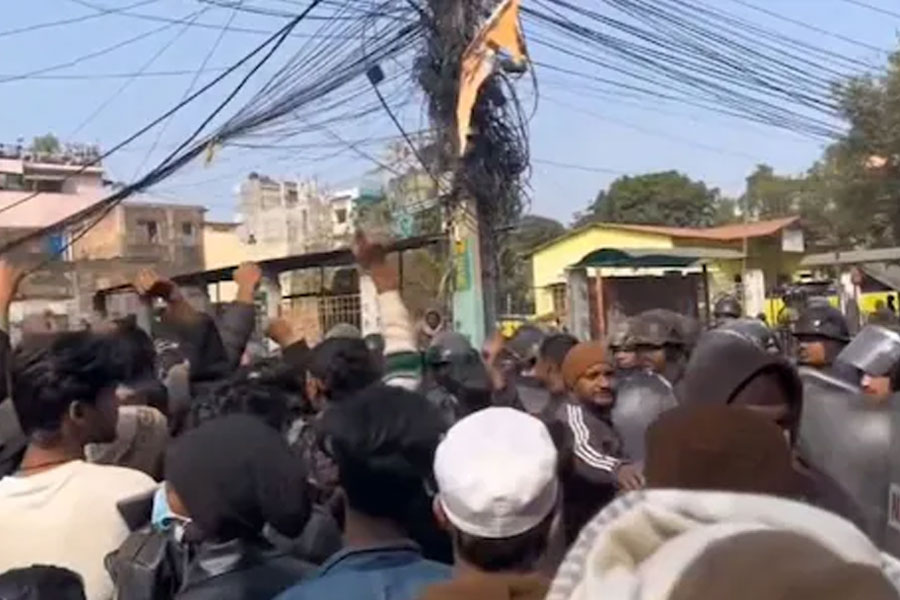 গোষ্ঠীদ্বন্দ্বে উত্তাল নেপাল, বিক্ষোভ রুখতে জারি কারফিউ, সীমান্ত সিল করল ভারত