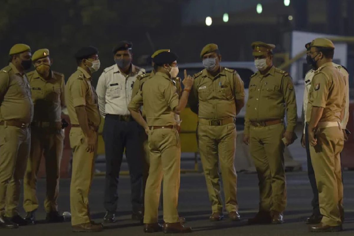 রাস্তায় নিজের দুই বোনকেই হেনস্তা! প্রতিবাদ করায় ছুরি দিয়ে এলোপাথাড়ি কোপাল ‘গুণধর’ দাদা, তারপর..