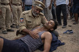 পুলিশের চাকরি পেতে ৫ কিমি দৌড়, অসুস্থ হয়ে বাবার সামনেই প্রাণ হারালেন গুজরাটের যুবক!