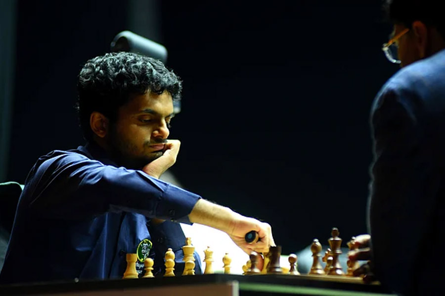 ঠাকুরদার শোক সঙ্গী করেই চ্যাম্পিয়ন তরুণ দাবাড়ু, হারালেন বিশ্বনাথন আনন্দ, প্রজ্ঞানন্দদের