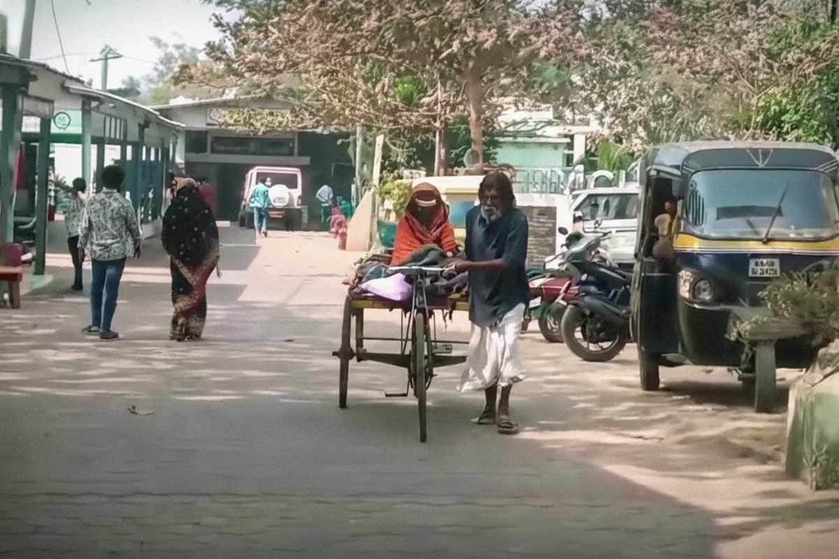 টাকার অভাবে অ্যাম্বুল্যান্স জোটেনি, ভ্যানে অসুস্থ স্ত্রীকে নিয়ে ৩০০ পেরিয়ে হাসপাতালে বৃদ্ধ