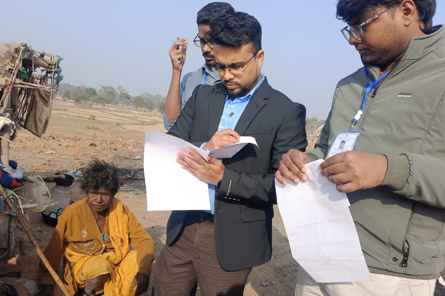 আইনের ঊর্ধ্বে মানবতা! পুরুলিয়ায় অসুস্থ মালহারদের বসতিতে SIR শুনানি বিডিও-র