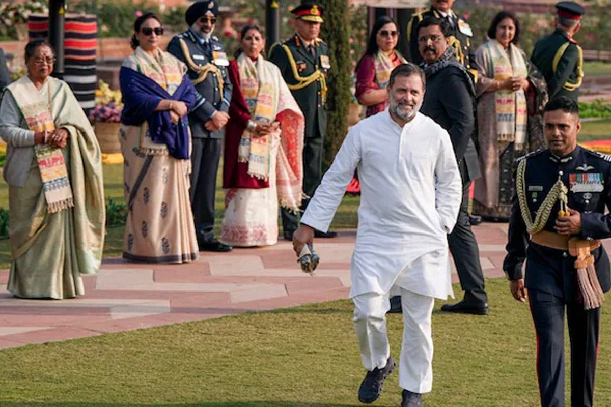 ‘রাষ্ট্রপতির অনুরোধেও উত্তরীয় পরেননি’, সাধারণতন্ত্র দিবসে রাহুলকে তোপ বিজেপির, তুঙ্গে আসন বিতর্ক