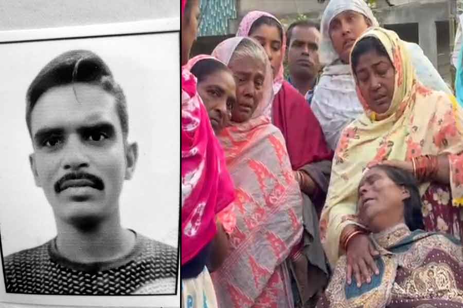 SIR ‘আতঙ্কে’ ফের প্রাণহানি, শুনানির লাইনে দাঁড়িয়ে মৃত্যু বারাসতের যুবকের