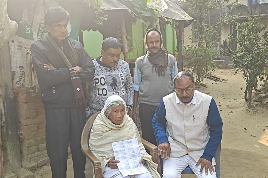 SIR-এর গেরো! জীবিত হয়েও খসড়া ভোটার তালিকায় মৃত অশীতিপর মহিলা, চাঞ্চল্য আরামবাগে