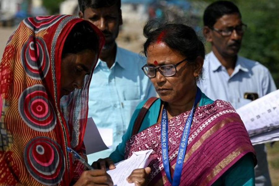 অনুপ্রবেশকারী, না কি শরণার্থী, এসআইআর কার জন্য?