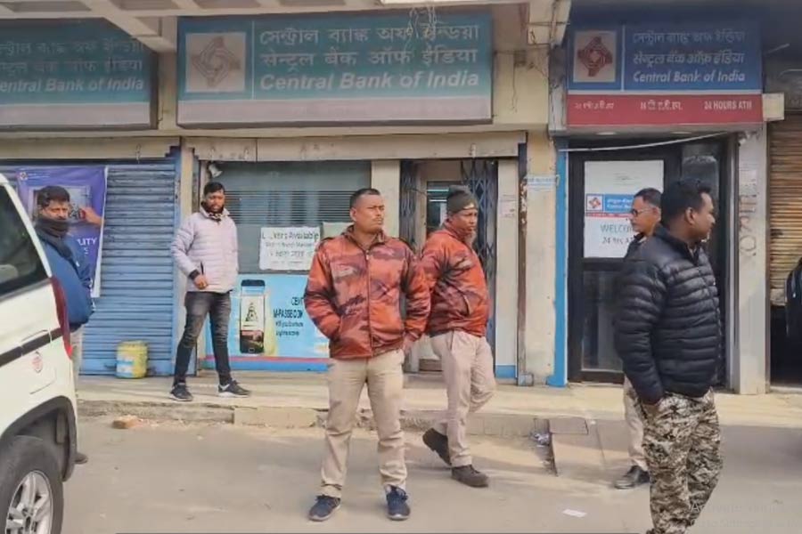 কাজের ব্যস্ত সময়ে শিলিগুড়ির রাষ্ট্রায়ত্ত ব্যাঙ্কে শুটআউট! জখম শিশু-সহ ৫