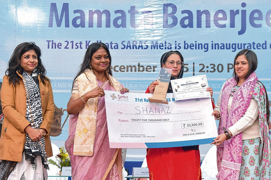 ছাপিয়ে গেল লক্ষ্যমাত্রা! ৬৫ কোটি টাকার রেকর্ড ব্যবসা সরস মেলায়