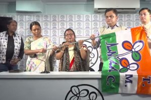 বিজেপি সাংসদ খগেন মুর্মুর স্ত্রী তৃণমূলে, বললেন, ‘এক পরিবারে থেকেও আলাদা দলে কাজ করা যায়’