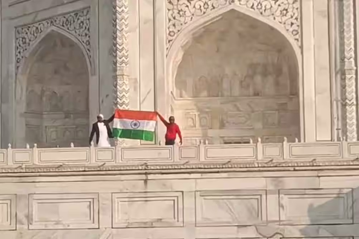 তাজমহলে জাতীয় পতাকা উত্তোলন হিন্দু মহাসভার, যোগীর নির্দেশই ঐতিহাসিক পদক্ষেপ?