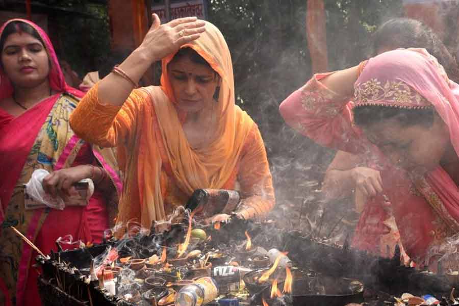 বছরের শুরুতে মন্দিরে নিবেদন করুন এই ৫ জিনিস, তরতরিয়ে উন্নতির শিখরে পৌঁছবেন আপনিই!