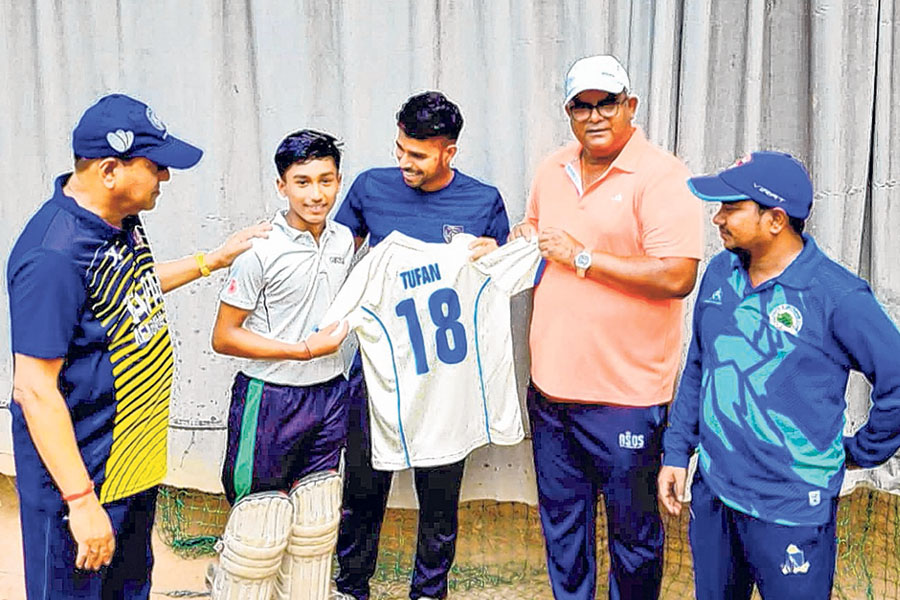বাবার কষ্টের মান রাখাই লক্ষ্য, অভাবের সঙ্গে লড়েই বঙ্গ ক্রিকেটে প্রতিষ্ঠা পেতে মরিয়া তুফান