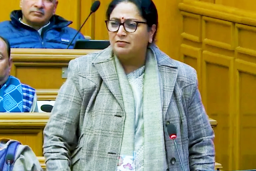 সমাজমাধ্যমে বিদ্রূপের শিকার, বিধানসভায় দাঁড়িয়ে কেঁদে ফেললেন দিল্লির মুখ্যমন্ত্রী! কাঠগড়ায় তুললেন আপকে