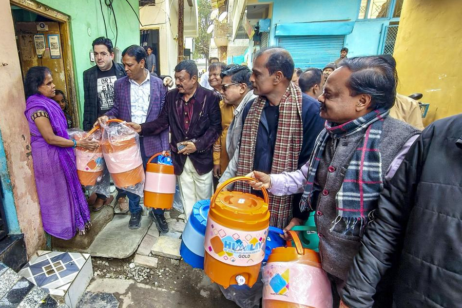 ইন্দোরকাণ্ড: কাটেনি আতঙ্ক, চড়া দামে পানীয় জল কিনছেন বাসিন্দারা, হাসপাতালে চিকিৎসাধীন অন্তত ২০০
