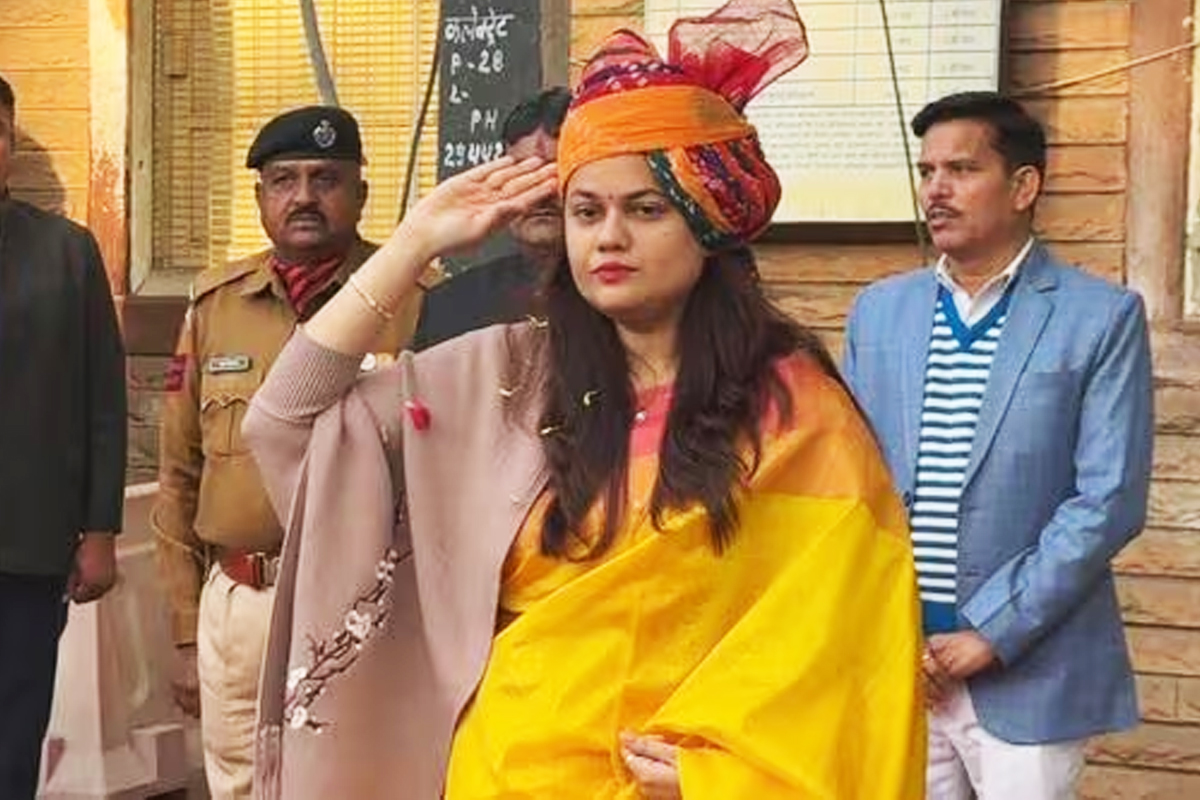 সাধারণতন্ত্র দিবসে পতাকা উত্তোলনের পর উলটো দিকে দাঁড়িয়ে স্যালুট! বিতর্কে আইএএস টপার টিনা, ভিডিও ভাইরাল